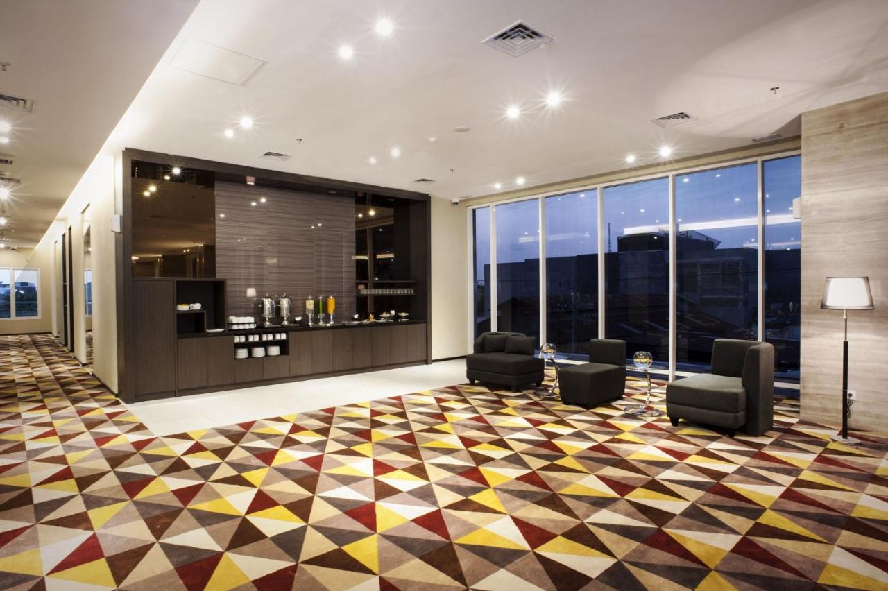 Holiday Inn Express Surabaya Centerpoint By Ihg Exteriör bild