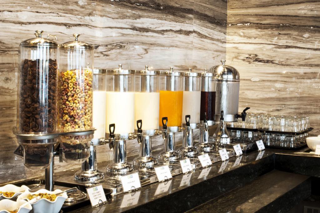 Holiday Inn Express Surabaya Centerpoint By Ihg Exteriör bild