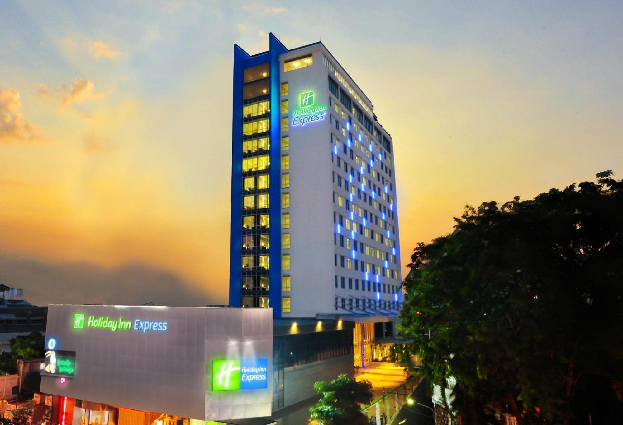 Holiday Inn Express Surabaya Centerpoint By Ihg Exteriör bild