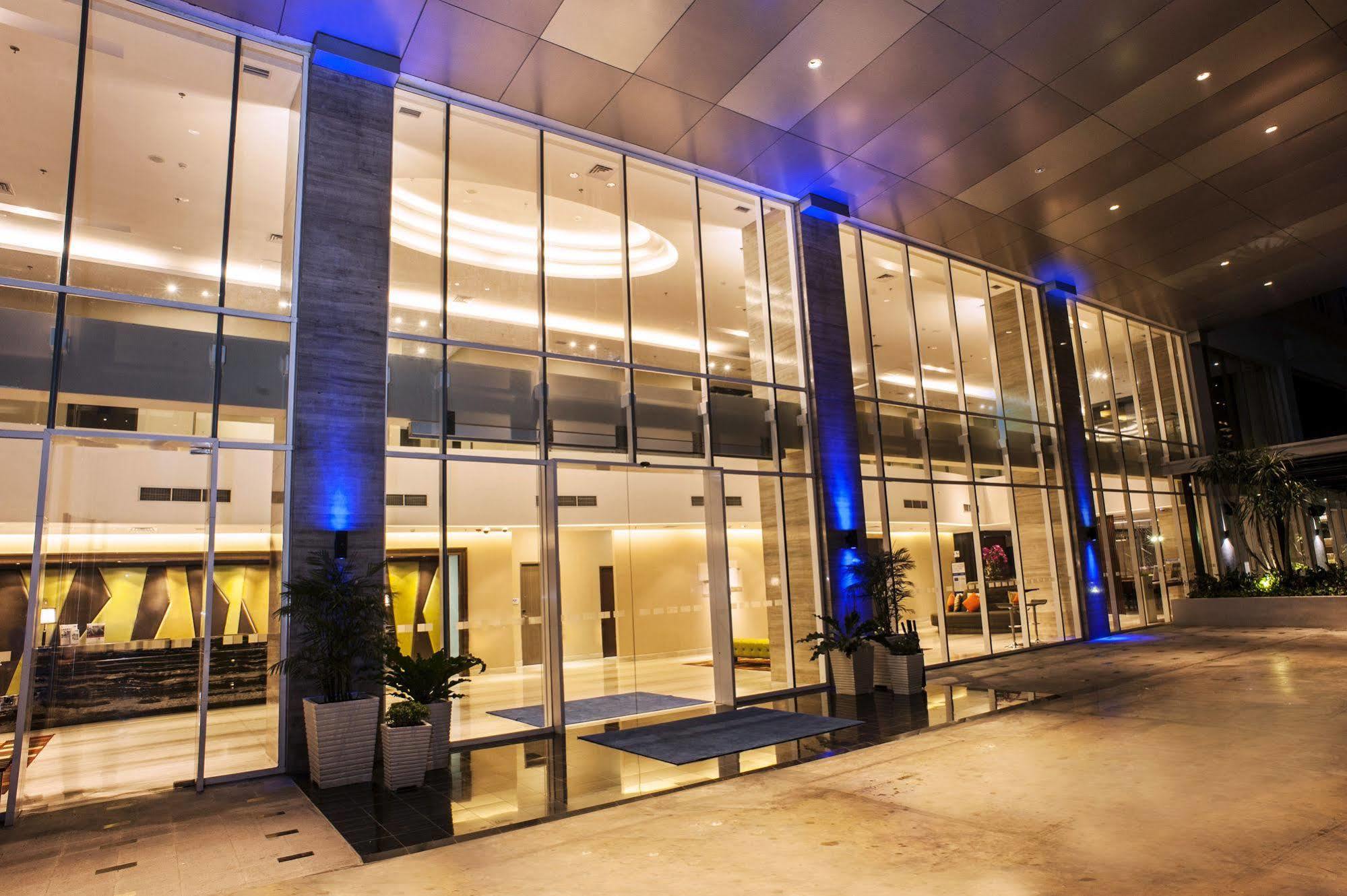 Holiday Inn Express Surabaya Centerpoint By Ihg Exteriör bild