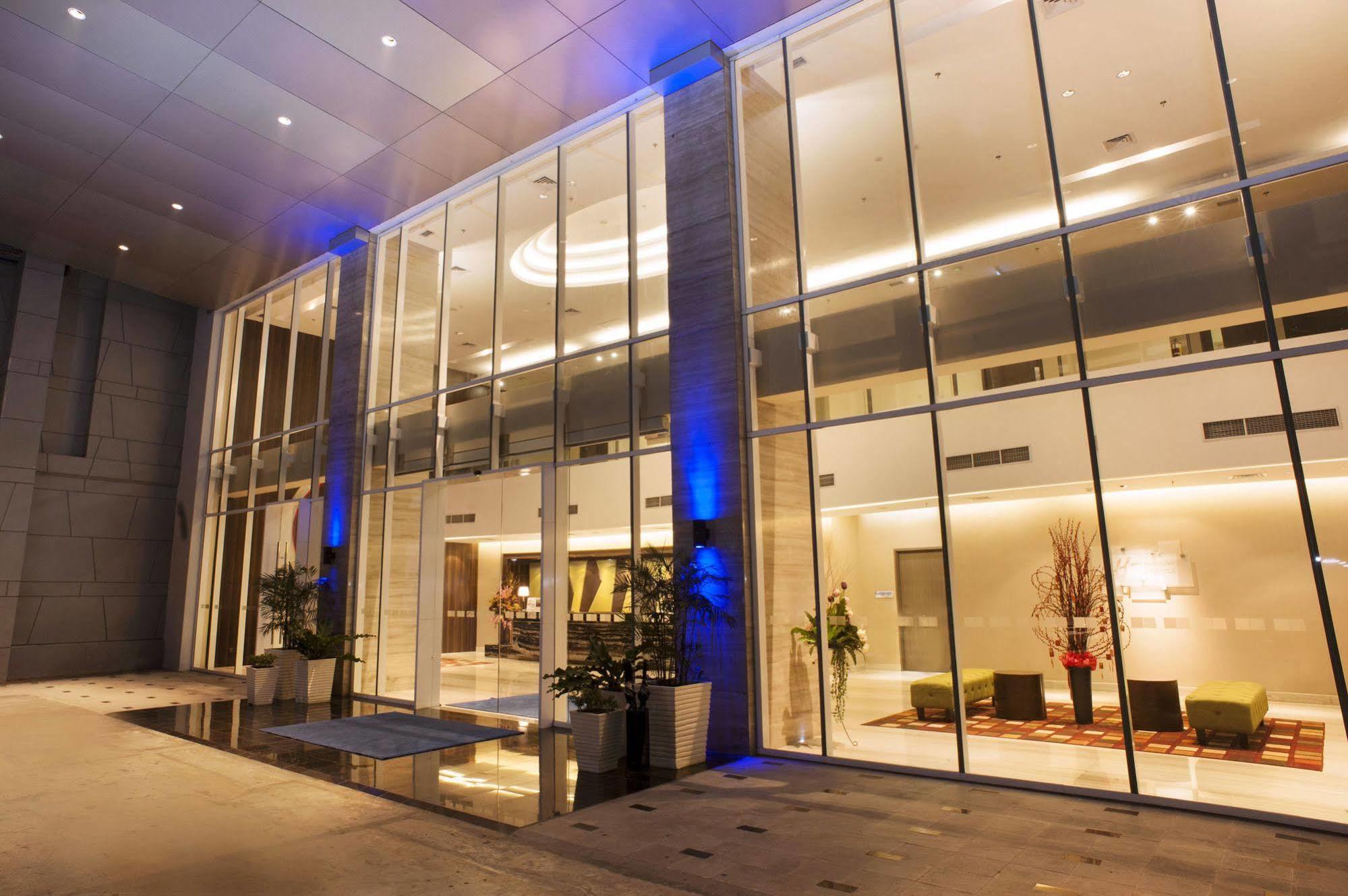 Holiday Inn Express Surabaya Centerpoint By Ihg Exteriör bild