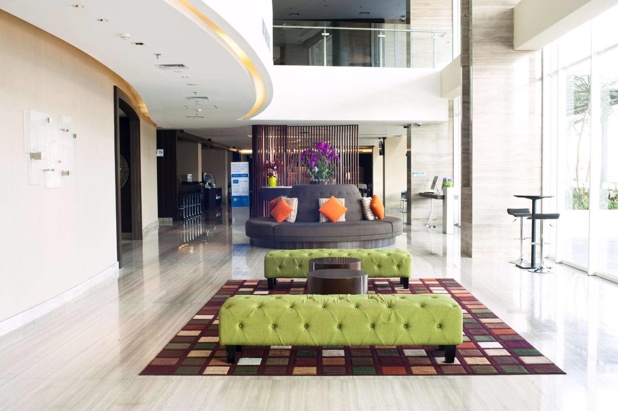 Holiday Inn Express Surabaya Centerpoint By Ihg Exteriör bild