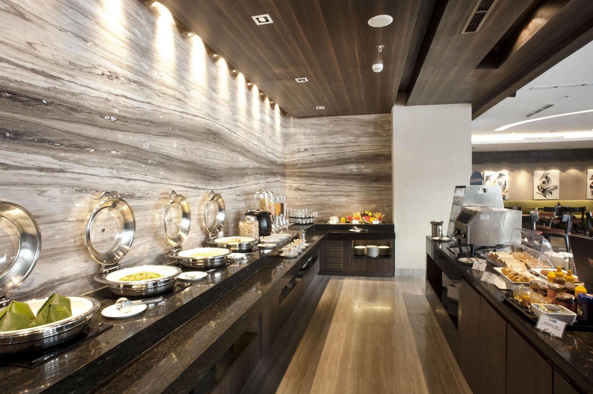 Holiday Inn Express Surabaya Centerpoint By Ihg Exteriör bild
