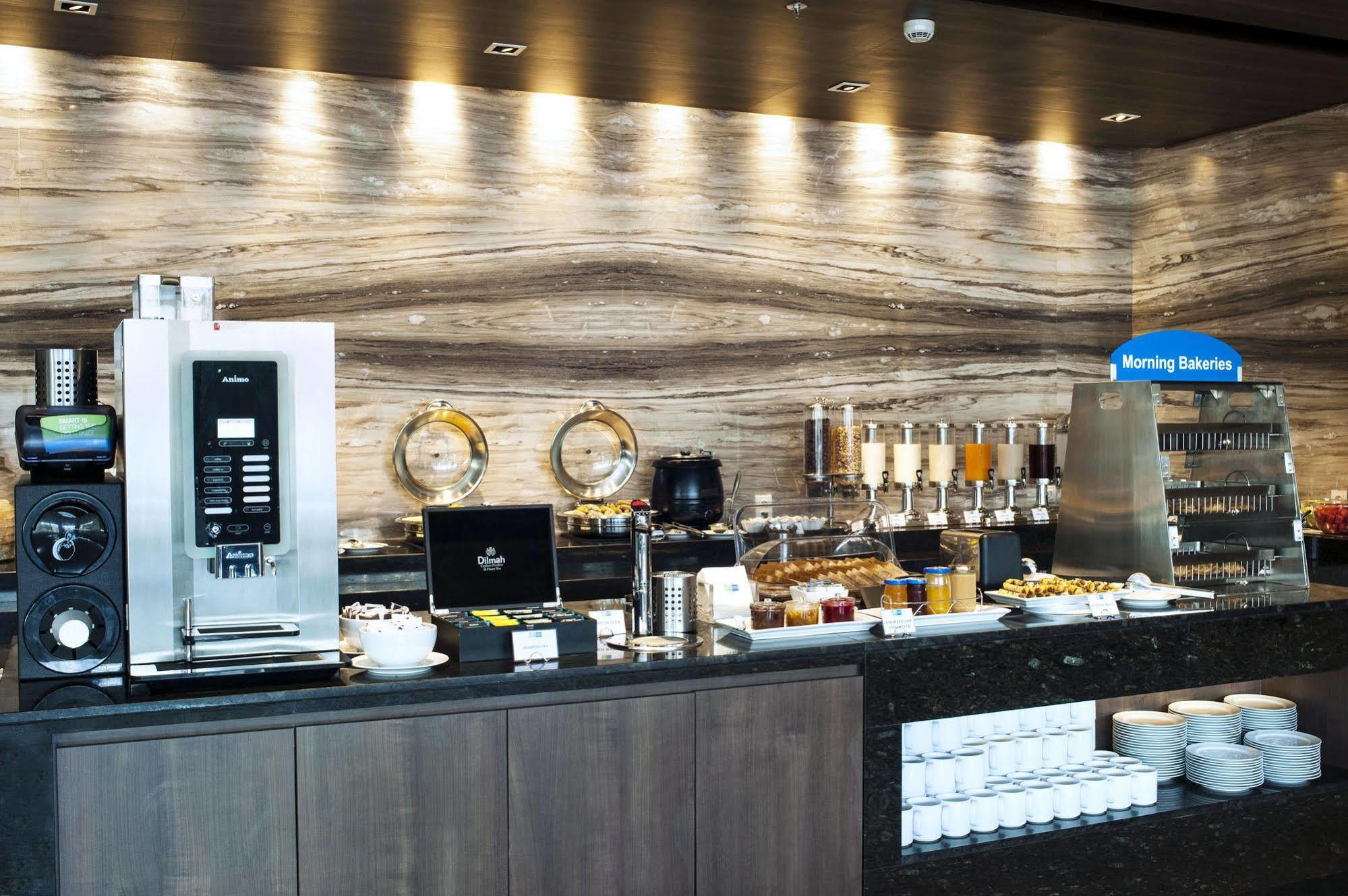 Holiday Inn Express Surabaya Centerpoint By Ihg Exteriör bild