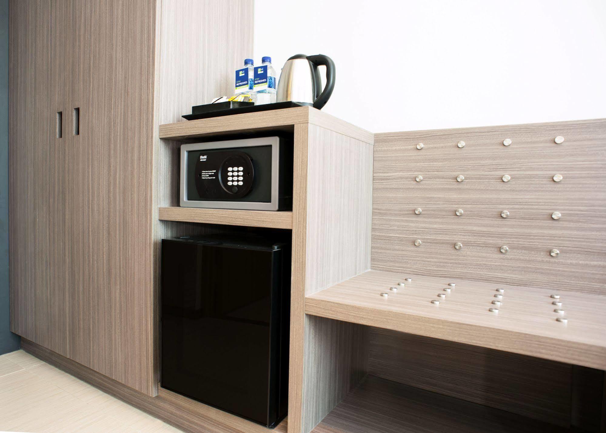 Holiday Inn Express Surabaya Centerpoint By Ihg Exteriör bild