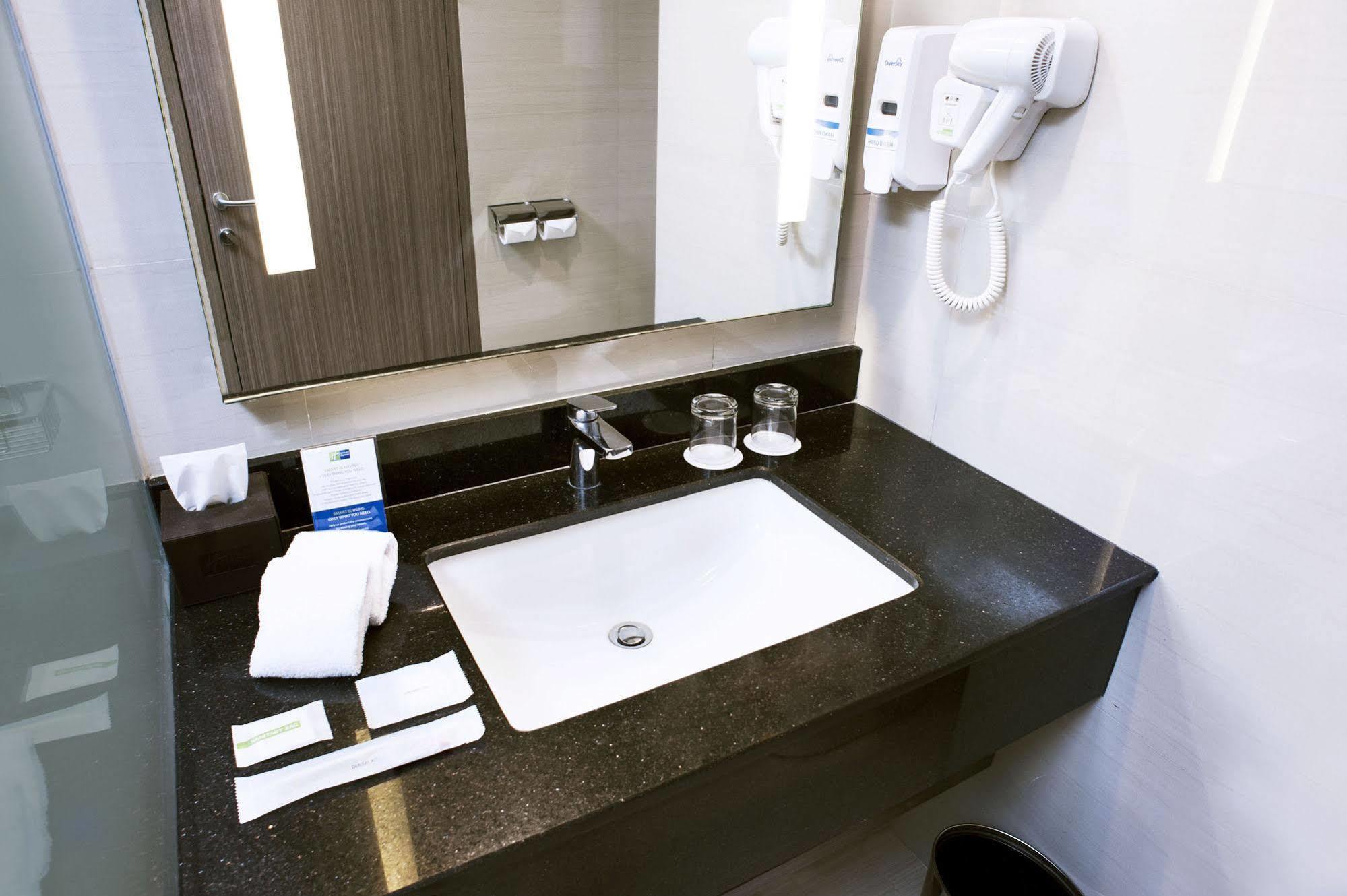 Holiday Inn Express Surabaya Centerpoint By Ihg Exteriör bild
