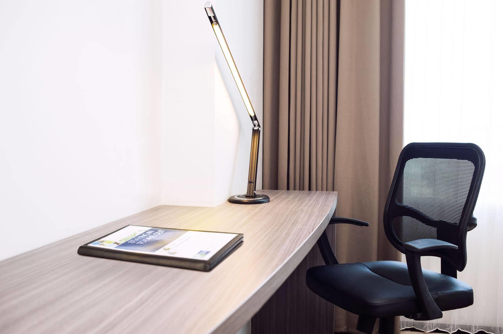 Holiday Inn Express Surabaya Centerpoint By Ihg Exteriör bild