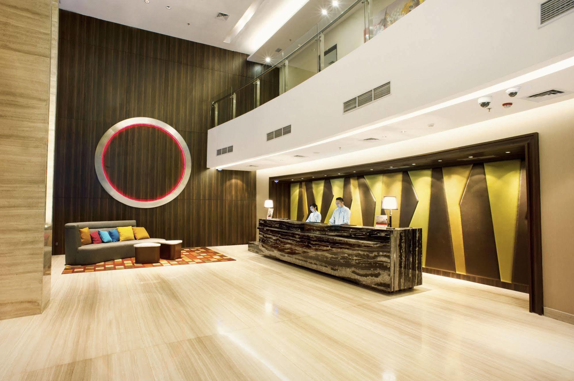 Holiday Inn Express Surabaya Centerpoint By Ihg Exteriör bild