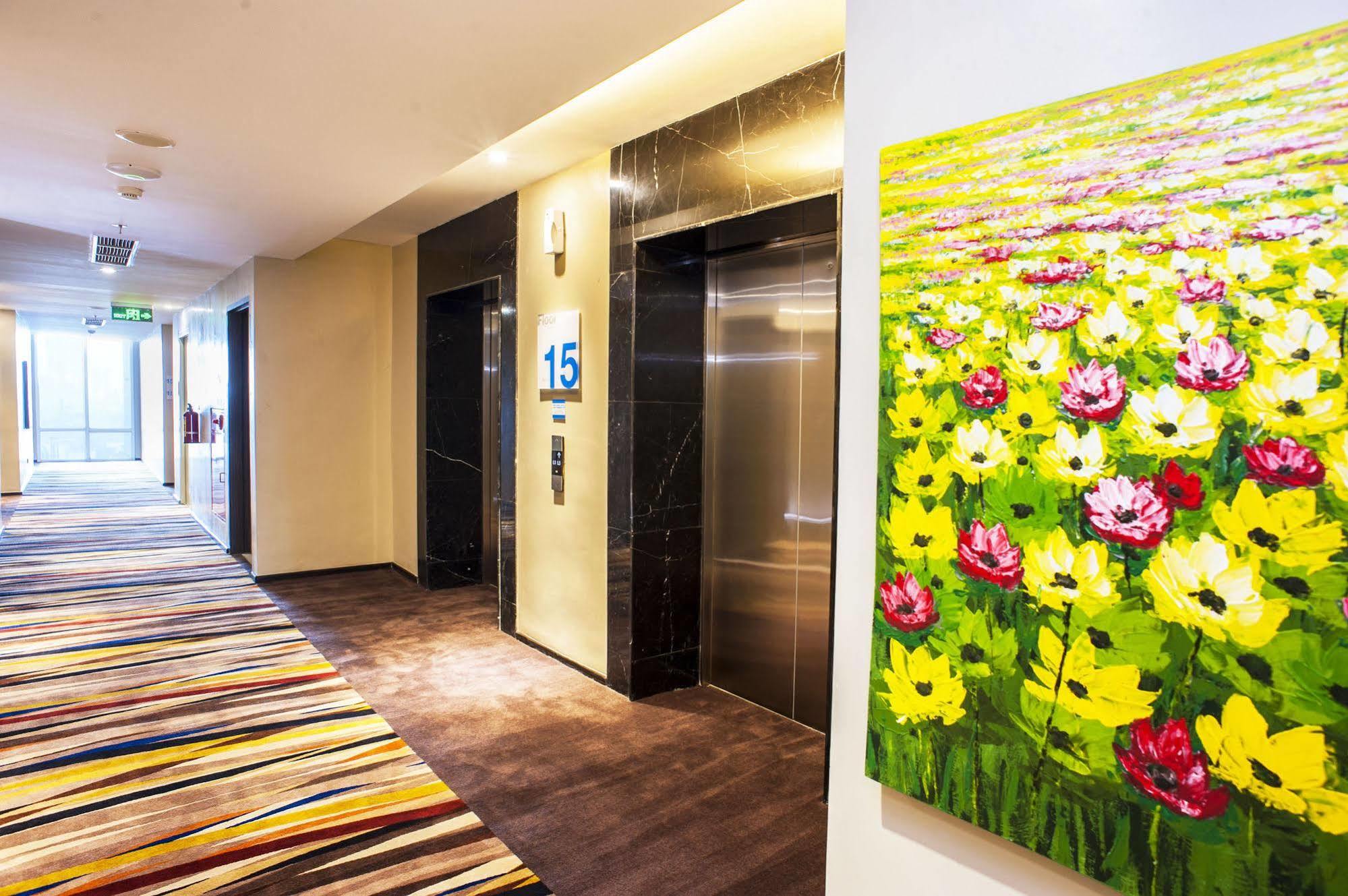 Holiday Inn Express Surabaya Centerpoint By Ihg Exteriör bild