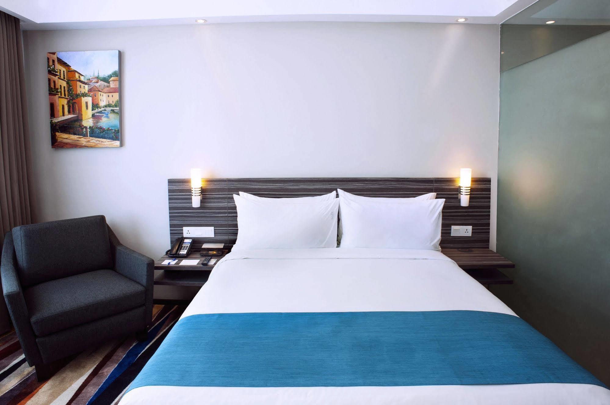 Holiday Inn Express Surabaya Centerpoint By Ihg Exteriör bild