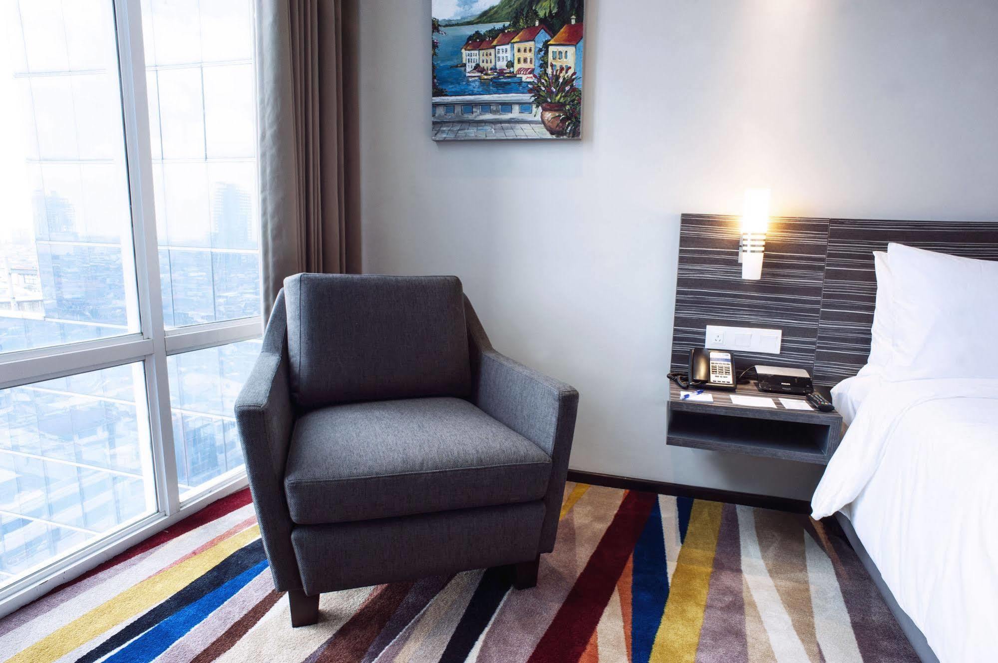 Holiday Inn Express Surabaya Centerpoint By Ihg Exteriör bild