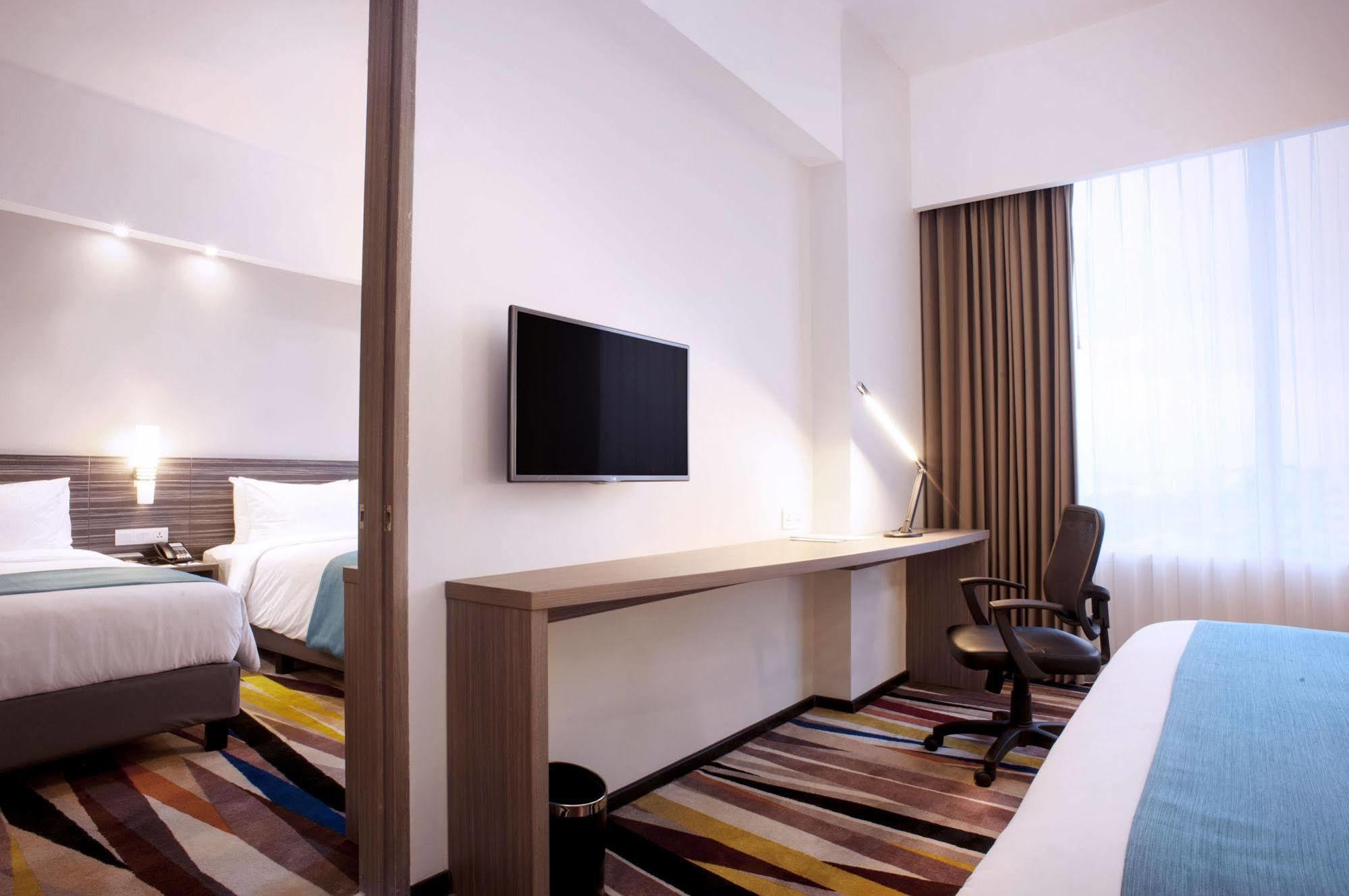 Holiday Inn Express Surabaya Centerpoint By Ihg Exteriör bild