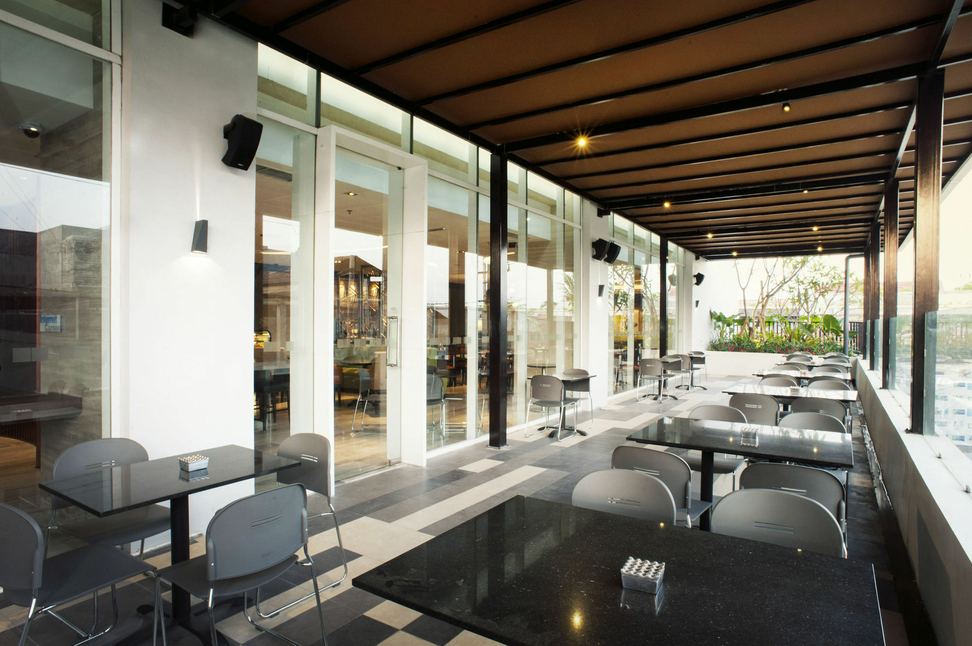 Holiday Inn Express Surabaya Centerpoint By Ihg Exteriör bild