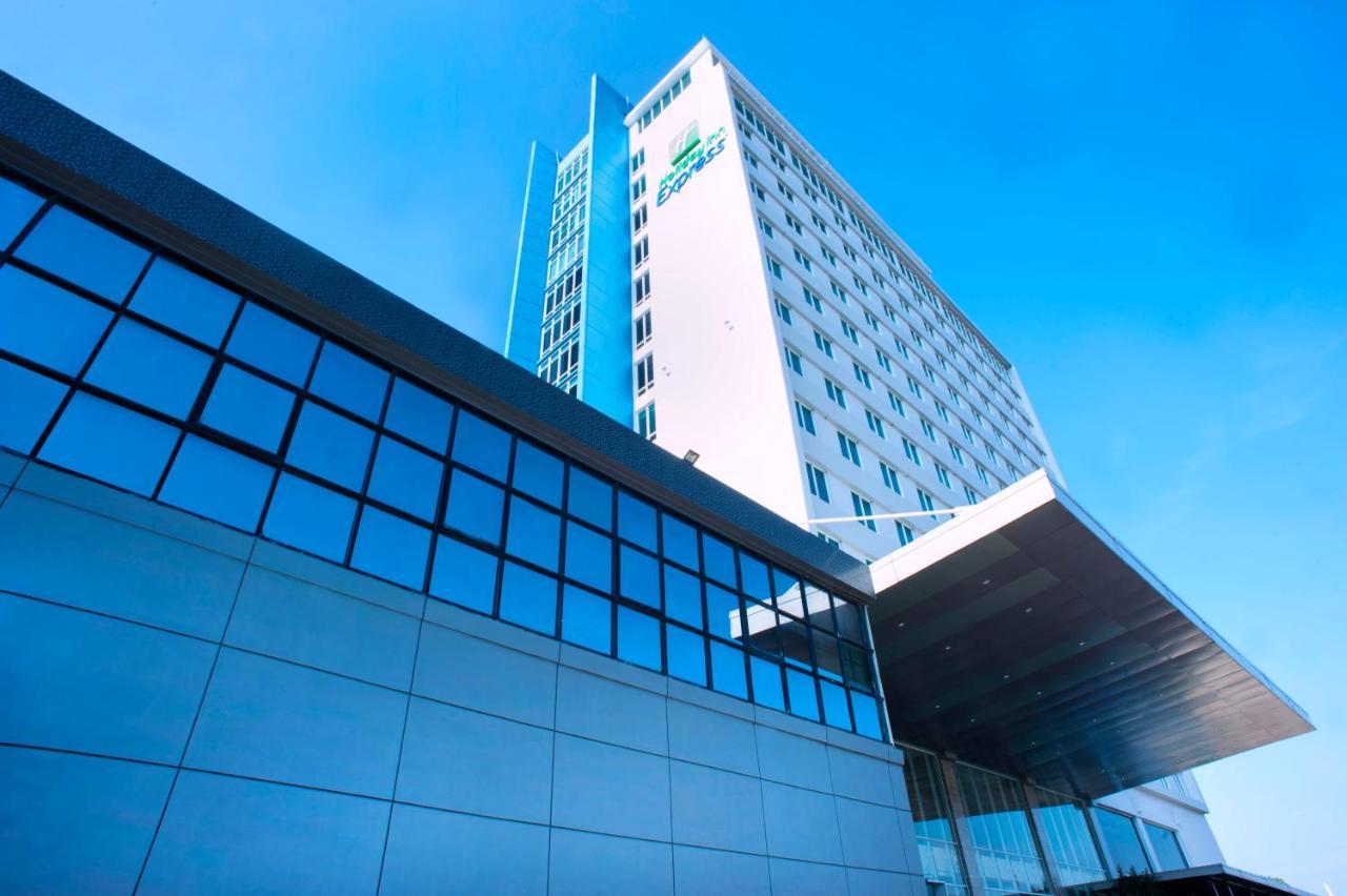 Holiday Inn Express Surabaya Centerpoint By Ihg Exteriör bild